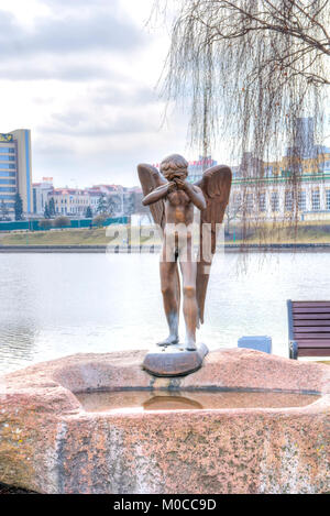 Biélorussie, MINSK - Mars 11,2017 : Sculpture pleurer angel partie de la sanctification au mémorial des soldats-internationalistes biélorusses qui sont morts dans l'Af Banque D'Images