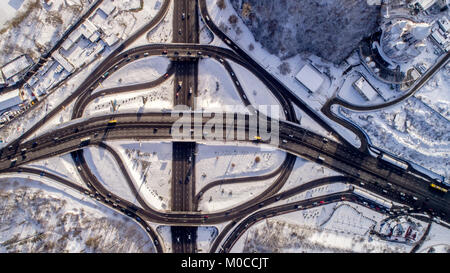 Vue aérienne de la route d'une turbine à Kiev. Drone aérien Vue Vol d'autoroute ville animée l'heure de pointe du trafic lourd de la route de la confiture. Vue d'en haut. Banque D'Images