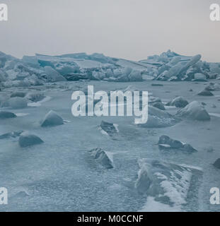 Aube dans les monticules de glace bleu du lac Baikal, dans un champ neigeux en hiver sur un voyage. Banque D'Images