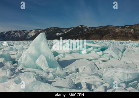 Aube dans les monticules de glace bleu du lac Baikal, dans un champ neigeux en hiver sur un voyage. Banque D'Images