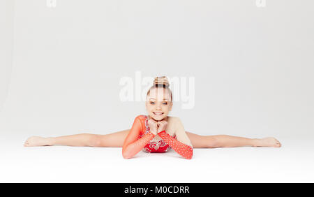 Petite fille en robe rouge. Banque D'Images