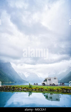 Vacances famille billet RV, vacances voyage en camping-car, caravane location de vacances. Belle Nature Norvège paysage naturel. Banque D'Images