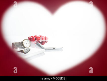 Le jour de la Saint-Valentin. Photo sous forme de coeur. Bracelet, montres et téléphones portables Banque D'Images