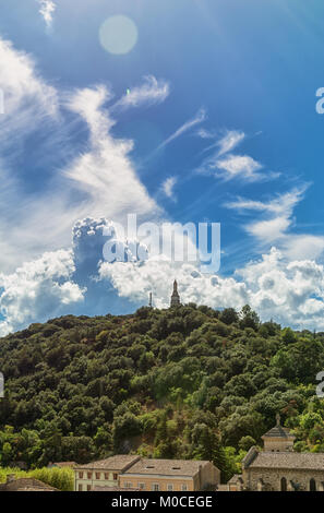 La Vierge Marie statue sur le sommet de la montagne à l'extérieur du village Viviers dans l'Ardèche de France Banque D'Images