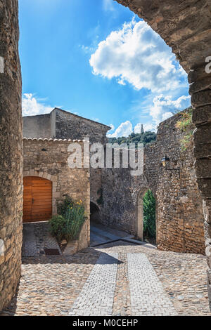 Impression du village Viviers avec la Vierge Marie statue sur le sommet de montagne dans la région de l'Ardèche France Banque D'Images