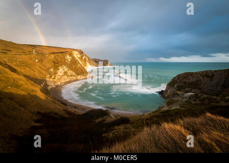 La vue vers le bas en l'homme O War Cove dans le Dorset. Banque D'Images