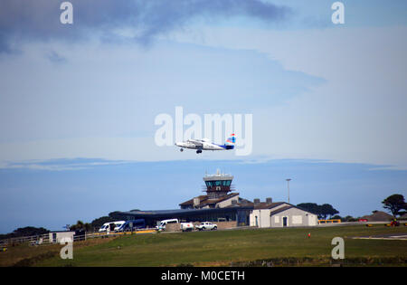 Un De Havilland Twin Otter de Skybus avion décolle de St Marys, Îles Scilly, Angleterre, Cornouailles, Royaume-Uni. Banque D'Images