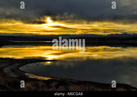 Coucher du soleil sur le lac Abert Banque D'Images