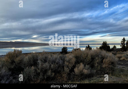 Nuages sur le lac Abert Banque D'Images