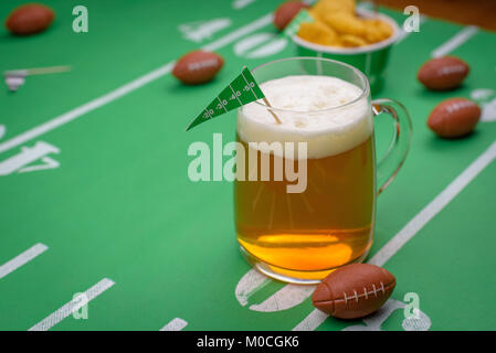 Chope de bière sur la table snack décoré pour le superbowl party Banque D'Images