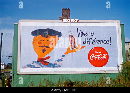 1959 affiche sur un panneau publicitaire ou de panneau publicitaire dans la rue Edgware, au nord de Londres avec les Français dire "Vive la différence" (Vive la différence) la publicité Coca Cola. Le thème français continue avec une illustration d'un français tenant une bouteille de Coca Banque D'Images