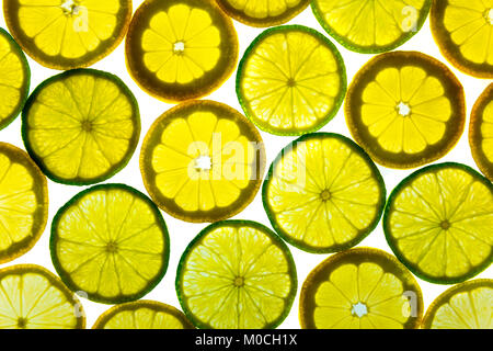 Arrière-plan de citron frais rétroéclairé et lime slices Banque D'Images