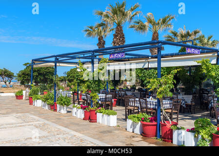 NAXOS, GRÈCE - 24 mai 2017 : restaurant grec traditionnel à Chora town sur la côte de l'île de Naxos, Grèce. Banque D'Images