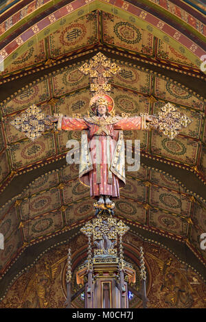 Paris, France - 17 septembre 2017 : la crucifixion sculpté de jeus comme roi et prêtre à l'église St Barnabas conçu par Bodley en 1906. Banque D'Images