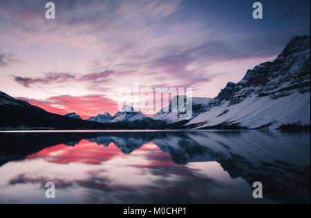 Sunrise rose au lac Bow à Banff, Alberta, Canada Banque D'Images