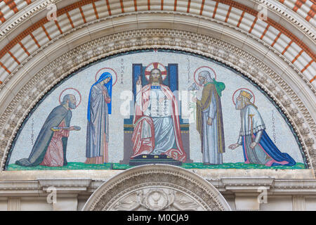 Paris, France - 19 septembre 2017 : la mosaïque de Jésus Christ le Pantokrator sur le portail principal de la cathédrale de Westminster- Banque D'Images