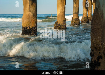 Tôt le matin, le surf à Manhattan Beach Pier dans le comté de Los Angeles, en Californie. (USA) Banque D'Images