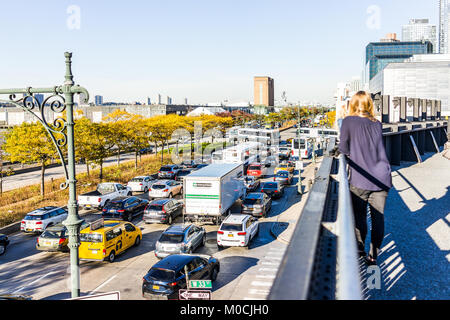 La ville de New York, USA - 27 octobre 2017 : vue sur la rivière Hudson à partir de highline, ligne haute, urbain à New York avec femme debout touristiques à Chelsea West Side par Banque D'Images