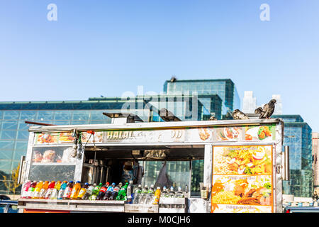 La ville de New York, USA - 27 octobre 2017 : oiseaux Pigeon assis sur le dessus du fast-food truck dans NYC dans Chelsea West Side par Hudson Yards, bâtiment moderne con Banque D'Images