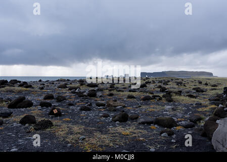 Falaises de Dyrhólaey de loin. Banque D'Images