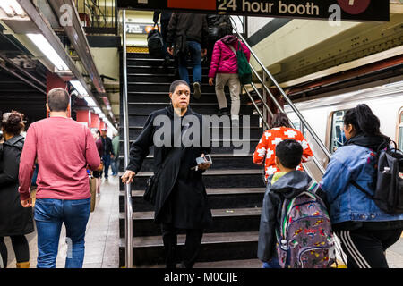 La ville de New York, USA - 27 octobre 2017 : Les gens de la plate-forme souterraine dans Transit NYC Subway Station après les travaux sur la navette en train, woman walking n Banque D'Images