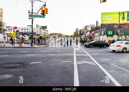 Bronx, USA - 27 octobre 2017 : Road dans la rue avec des voitures centre Fordham Heights, New York City, NYC pendant les heures de pointe du soir, navette en Amérique latine Banque D'Images