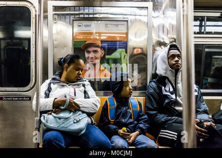 La ville de New York, USA - 28 octobre 2017 : les gens de la famille avec des enfants assis sur des chaises en train de métro à la voiture en transit dans NYC matin Banque D'Images