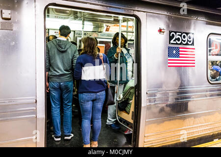 La ville de New York, USA - 28 octobre 2017 : Les gens de la plate-forme souterraine dans Transit NYC Subway Station sur la navette en train, personnes entassées foule avec o Banque D'Images