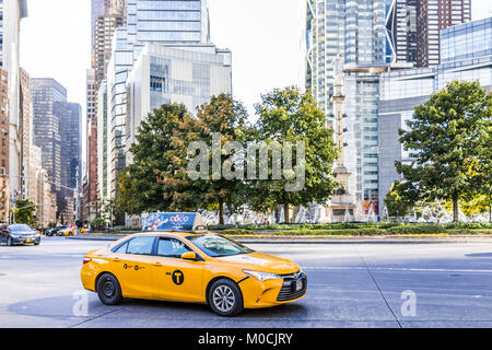 La ville de New York, USA - 28 octobre 2017 : Columbus Circle à Manhattan, New York, des gratte-ciel, beaucoup de trafic taxi, rue Broadway bâtiments sur sunn Banque D'Images