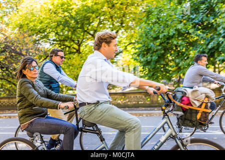 La ville de New York, USA - 28 octobre 2017 : Manhattan avec libre des gens heureux couple riding bikes vélos tandem sur Central Park road à traf Banque D'Images