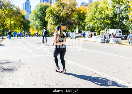 La ville de New York, USA - 28 octobre 2017 : Manhattan avec des gens d'une femme en marche, le jogging, l'entraînement, la marche sur Central Park Road dans la circulation o Banque D'Images