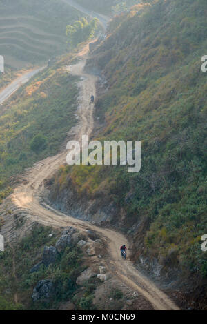 Équitation de moto sur route de terre à Bandipur, Népal Banque D'Images