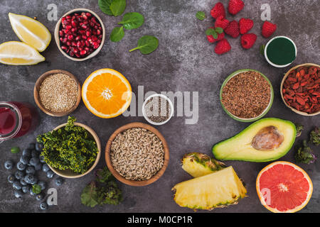 De l'air. Un arrangement de l'air avec des graines, légumineuses, fruits et légumes. Vue de dessus, l'espace blanc, fond noir Banque D'Images