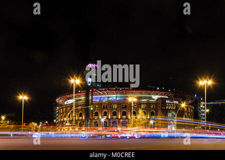 Vue de nuit sur le centre commercial Las Arenas, qui était une ancienne arène de tauromachie sur la Plaza de España, Barcelone, Catalogne, Espagne. Banque D'Images