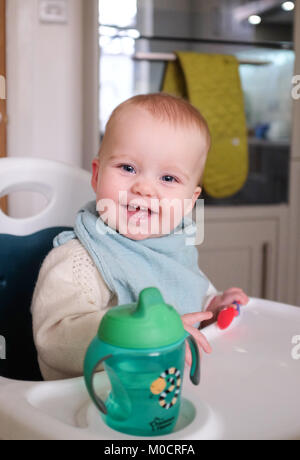 Jeune bébé 1 ans, fille, enfant de manger sain pour le dîner de légumes et des bâtonnets de poisson Banque D'Images