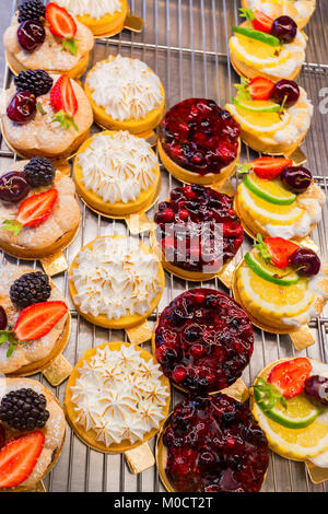 Dessert tartelettes aux fruits et baies vue supérieure Banque D'Images