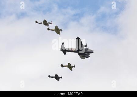 Battle of Britain Memorial Flight - Avro Lancaster vol en formation avec trois Spitfire et d'un Hawker Hurricane Banque D'Images