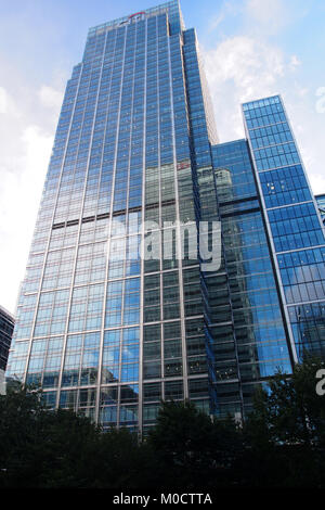 Vue avec des réflexions sur les grands immeubles de bureaux en verre,dans le quartier financier de Canary Wharf, London Banque D'Images