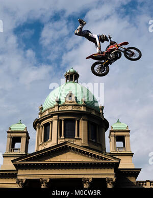 Belgrade, Serbie - 31 mai 2009 : Biker saute pendant Red Bull fighters freestyle motocross international exhibition tour en face du National serbe p Banque D'Images