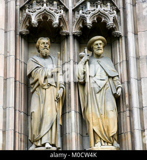 Statue de St James l'Aîné et Saint Andrew sur la façade de l'Église Votive de Vienne, en Autriche. Banque D'Images