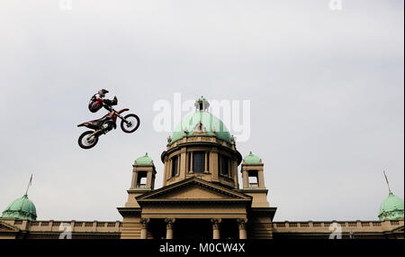 Belgrade, Serbie - 31 mai 2009 : Biker saute pendant Red Bull fighters freestyle motocross international exhibition tour en face du National serbe p Banque D'Images