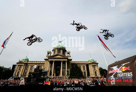 Belgrade, Serbie - 31 mai 2009 : Les motards lors de Red Bull fighters freestyle motocross international exhibition tour en face du National serbe p Banque D'Images