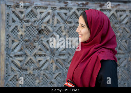 Portrait de belle femme arabe en costume traditionnel avec red hijab en ambiant traditionnelles Banque D'Images
