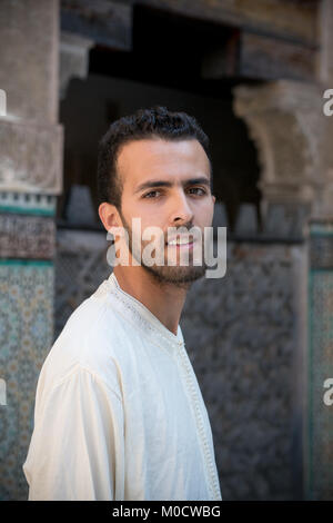 Homme portant des vêtements traditionnels arabes, longue chemise blanche Banque D'Images