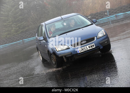 Un jeune conducteur est donné des instructions sur la manière de contrôler une voiture lors de cours à la mini casserole au centre du circuit de course de knockhill de Fife, Scotland Banque D'Images