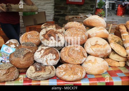 Différents pains maison à vendre à un marché de fermiers en Irlande Banque D'Images