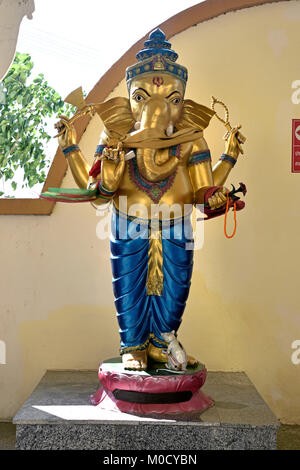 C'est numéro 9 des 32 statues de Ganesh miniature dans le hall circulaire sous la grande construction de l'éléphant rose Wat Phrong Akat temple dans le centre Thail Banque D'Images