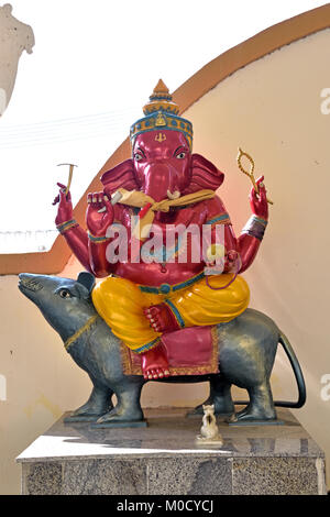 Ceci est le numéro 13 de 32 statues de Ganesh miniature dans le hall circulaire sous la grande construction de l'éléphant rose Wat Phrong Akat temple en thaï Central Banque D'Images