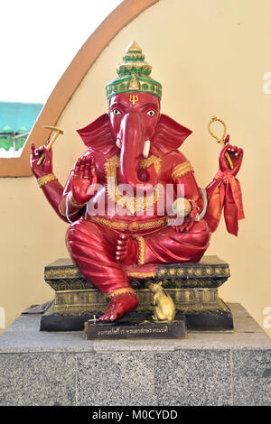 Ceci est le numéro 17 de 32 statues de Ganesh miniature dans le hall circulaire sous la grande construction de l'éléphant rose Wat Phrong Akat temple en thaï Central Banque D'Images