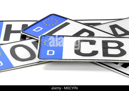 Groupe de plaques d'immatriculation allemand isolé sur fond blanc Banque D'Images